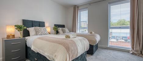 4 soverom, skrivebord, strykejern/-brett og reiseseng for barn