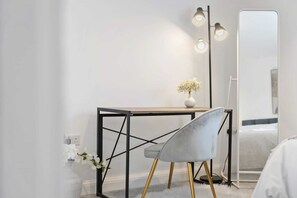 4 Schlafzimmer, Schreibtisch, Bügeleisen/Bügelbrett, Reisekinderbett