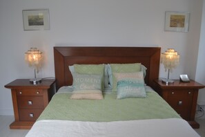 3 bedrooms, desk, travel cot, WiFi - Belas Rustic Chick (Belas)