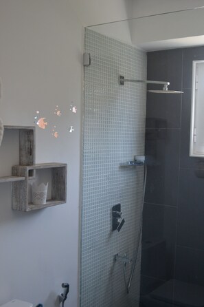 Shower, hair dryer, towels, soap - Belas Rustic Chick (Belas)