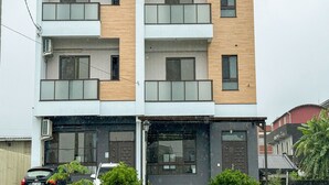 Un immeuble à plusieurs étages, doté d’une architecture moderne, avec des balcons et de grandes fenêtres.