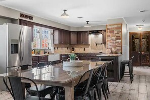 Dining - Indoor Pool Oasis on 4 Acres + 2 Game Rooms (hot springs)