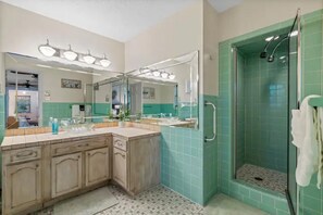 Regadera, secadora de cabello, bidet, toallas 