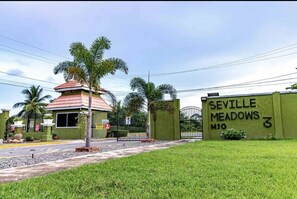 Property grounds - The Residence @Seville|Gated|FullyAC|Washer|Dryer (Spanish Town)