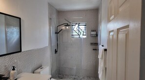 Douche, séchoir à cheveux, serviettes fournies, savon