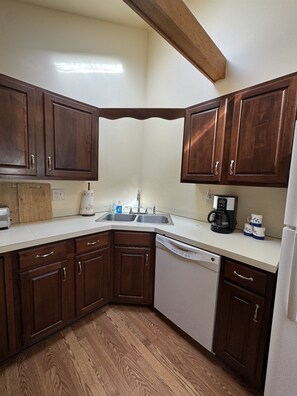 Fridge, microwave, oven, stovetop - Cooperstown Cottage - 2 miles to Cooperstown Dreams park - with a pool! (Cooperstown)