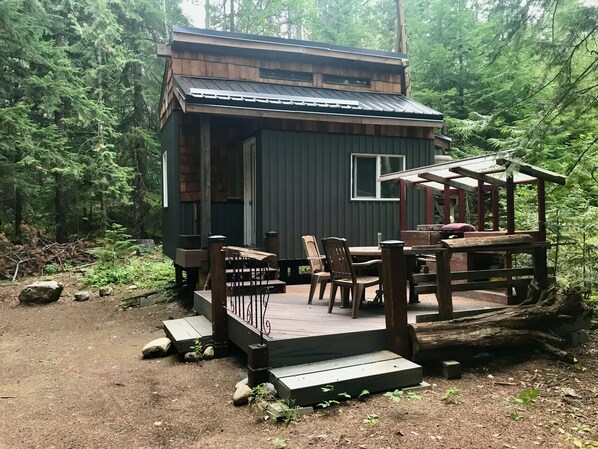 Outdoor dining - Best West Kootenay Off-Grid Tiny House (Salmo)