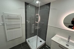 Douche, sèche-cheveux, serviettes fournies, savon