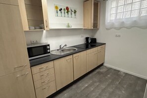 Réfrigérateur, micro-ondes, plaque de cuisson, cafetière/bouilloire