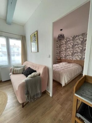 2 bedrooms, iron/ironing board, WiFi