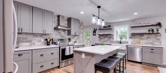 Rustic Lakeside Cabin: Gazebo, Dock, Kayaks, Chimney & multiple Grills!