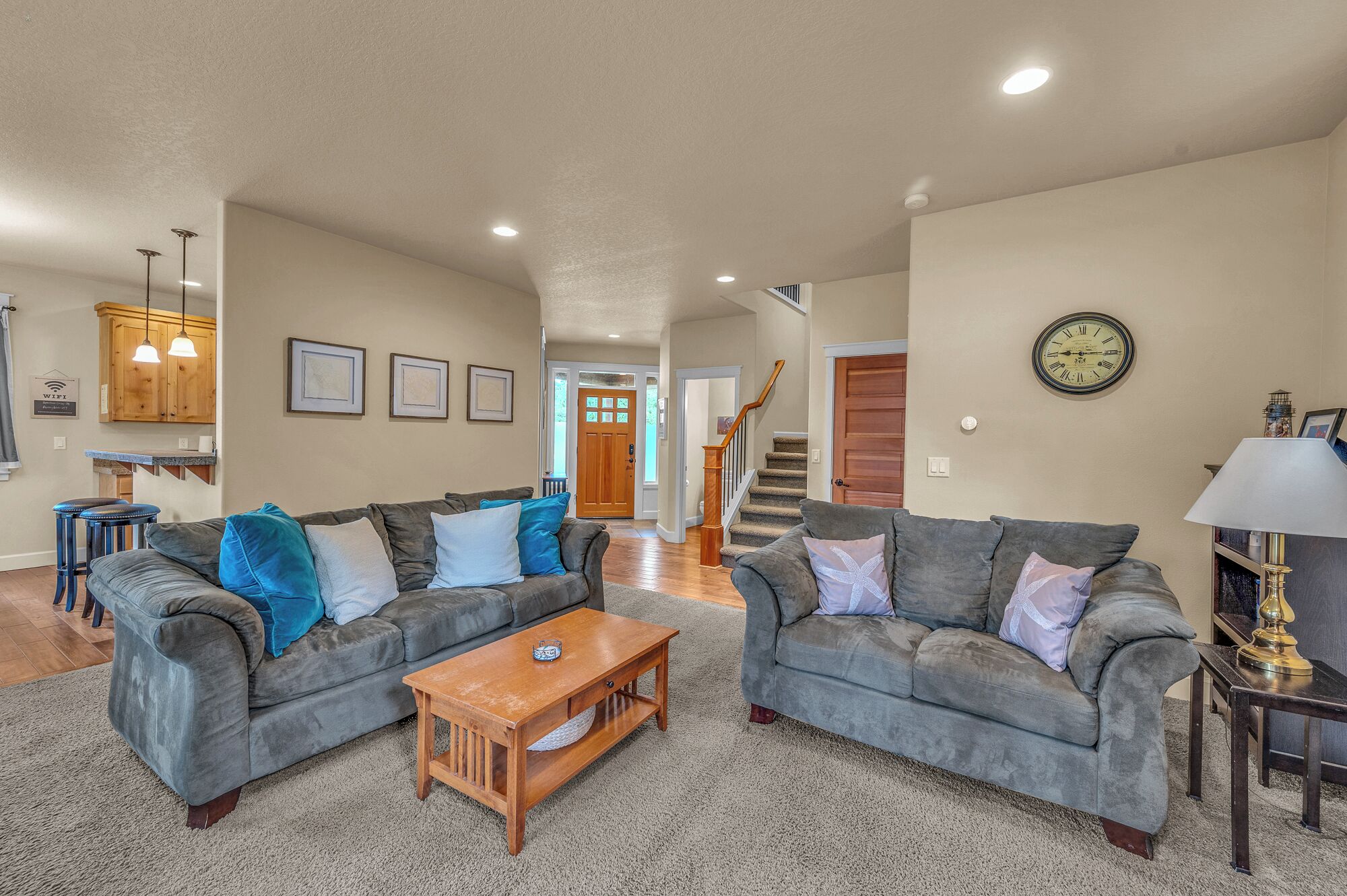 Älytelevisio, DVD-soitin, pöytätennispöytä