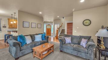 Älytelevisio, DVD-soitin, pöytätennispöytä