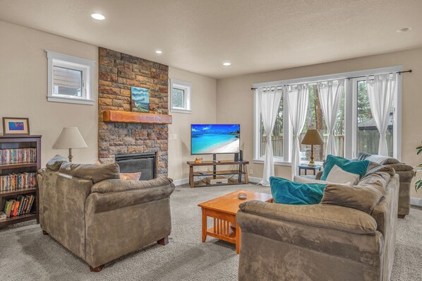 Smart TV, reproductor de DVD, mesa de ping pong