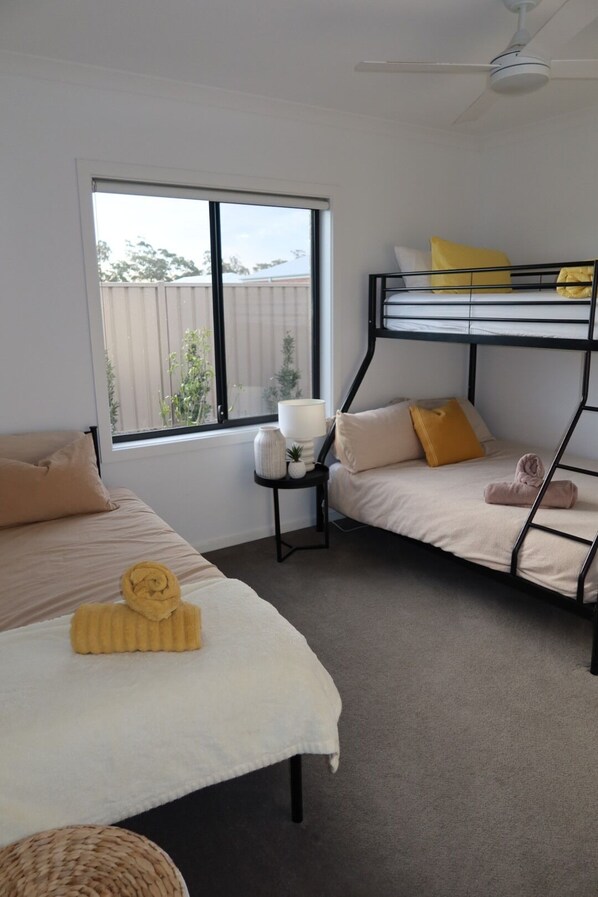 4 habitaciones, escritorio, tabla de planchar con plancha y wifi gratis