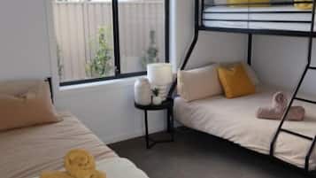 4 Schlafzimmer, Schreibtisch, Bügeleisen/Bügelbrett, kostenloses WLAN