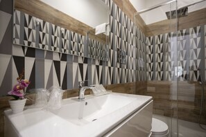Deluxe Triple Room | Bathroom | Shower, hair dryer, towels - Tredidenari B&B (Salerno)