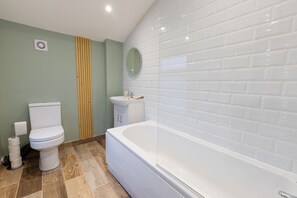 Towels, soap, shampoo, toilet paper - Cosy House in Runcorn: Perfect for Families & Business Travelers! Free Parking (Halton)