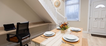 Cosy House in Runcorn: Perfect for Families & Business Travelers! Free Parking