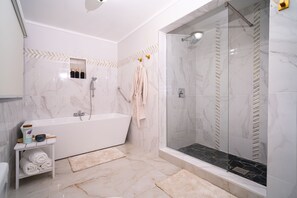 Dusche, Handtücher, Seife, Shampoo