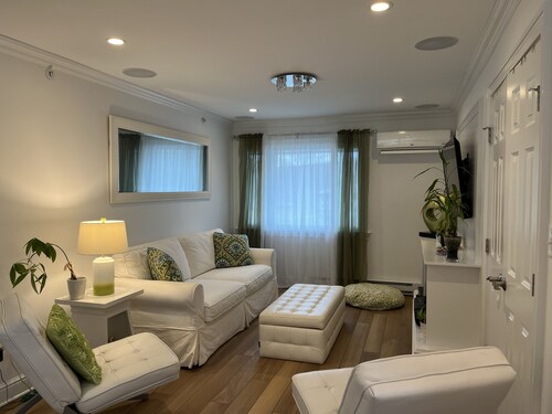 Luxury condo at beautiful community lake 