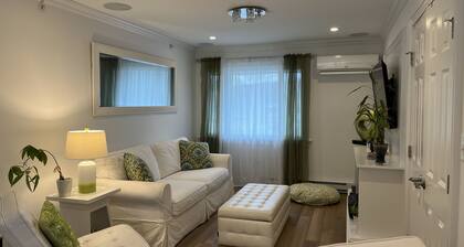 Luxury condo at beautiful community lake