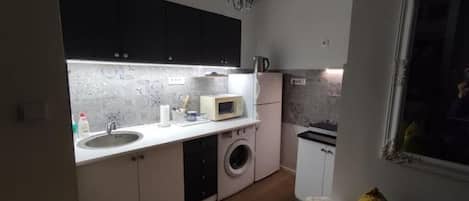 ثلاجة، ميكروويف، موقد طهي مسطح، غلّاية كهربائية