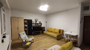 Smart TV, books, video library, computer monitors - Square - 59 (Beograd)