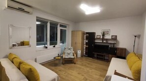 Smart TV, books, video library, computer monitors - Square - 59 (Beograd)