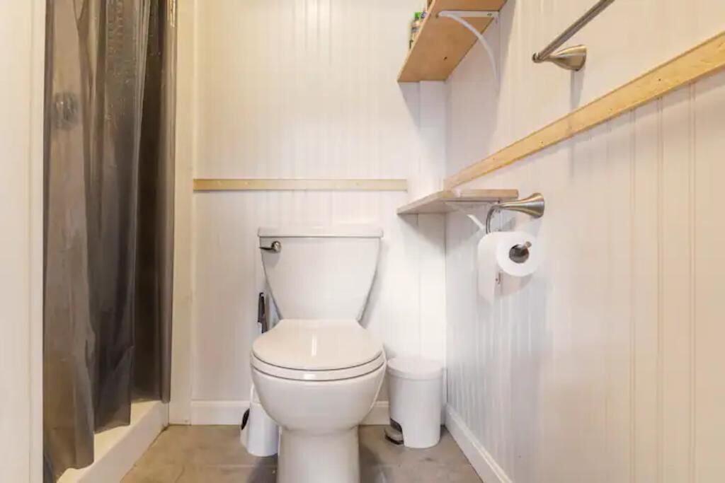 Een haardroger, zeep, shampoo, toiletpapier