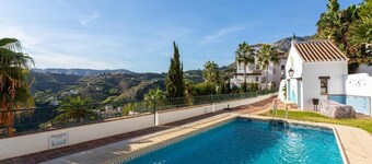 Lovely 2 bedroomed,2 bathroom apartment with pool