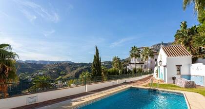 Lovely 2 bedroomed,2 bathroom apartment with pool