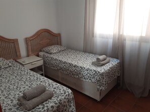2 habitaciones, tabla de planchar con plancha, wifi y ropa de cama 