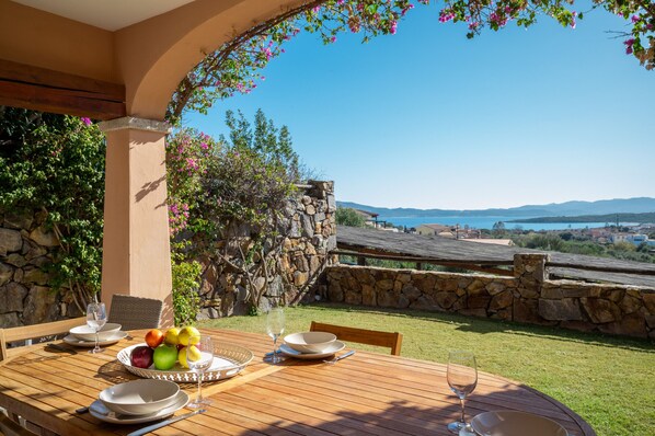 Outdoor dining - I Poggi 4 - charming seaview apartment in Pittulongu (Olbia)