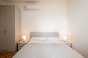 2 bedrooms, iron/ironing board, free WiFi - I Poggi 4 - charming seaview apartment in Pittulongu (Olbia)