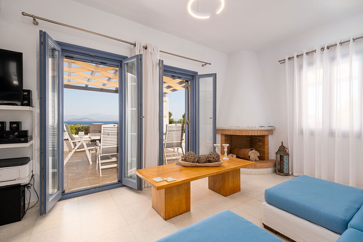 Smart-TV, peis, bøker og stereoanlegg