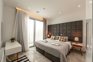 6 bedrooms, in-room safe, desk, iron/ironing board