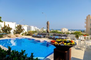 Utendørsbasseng og et oppvarmet basseng