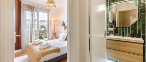 1 bedroom, desk, iron/ironing board, WiFi