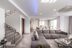 Smart TV, futbolito, tenis de mesa y libros