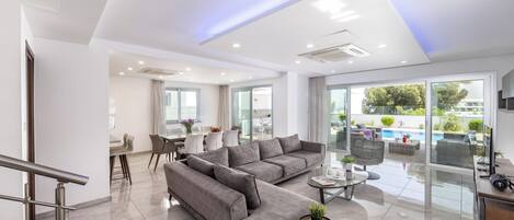 Smart-TV, fotballspill, bordtennis og bøker