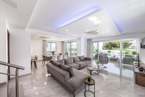 Smart TV, futbolito, tenis de mesa y libros