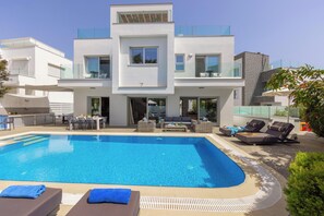 Utendørsbasseng og et oppvarmet basseng