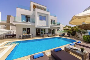 Utendørsbasseng og et oppvarmet basseng