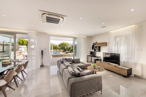 Smart-TV, Videospiele, Tischfußball, Tischtennisplatte