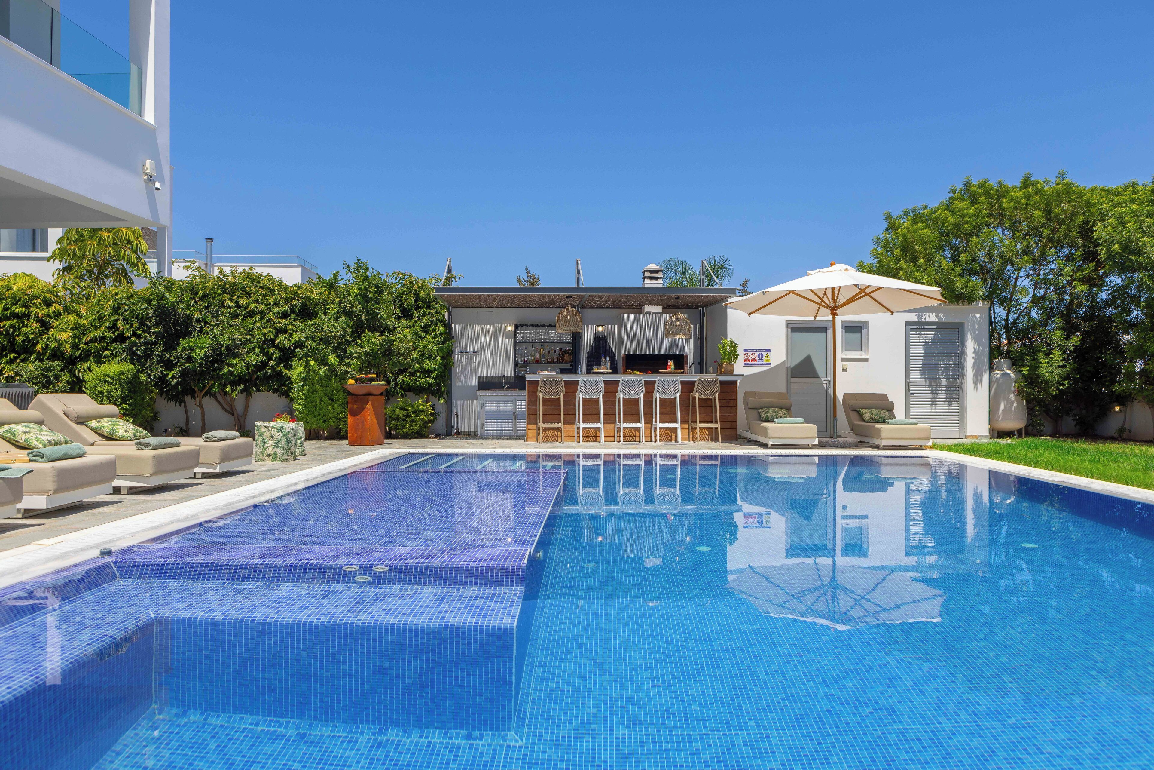 Utendørsbasseng og et oppvarmet basseng