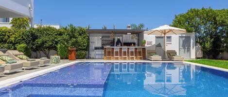 Utendørsbasseng og et oppvarmet basseng