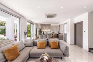 Smart-TV, Videospiele, Tischfußball, Tischtennisplatte