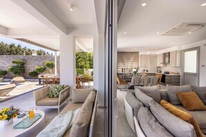 Smart-TV, Videospiele, Tischfußball, Tischtennisplatte