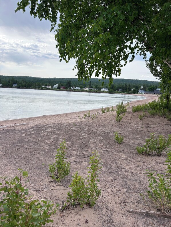 Chaises longues, serviettes de plage